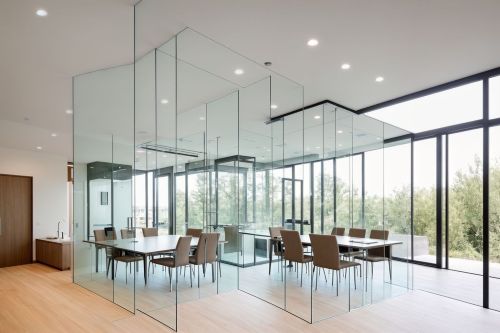 משרד עם קירות זכוכית